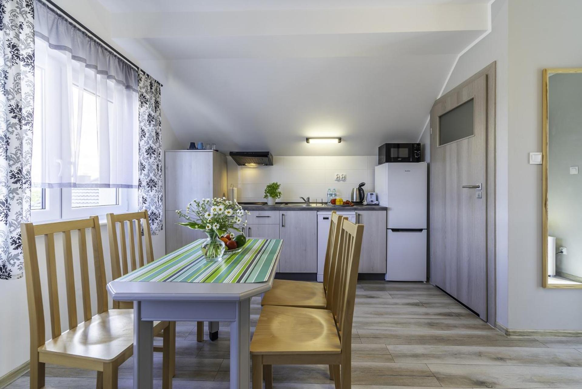 Frajda Domki - Apartamenty 6-Osobowe - Salon I Dwie Sypialnie Oraz Studia 4-Osobowe - Pokoj Z Aneksem Kuchennym 레왈 외부 사진