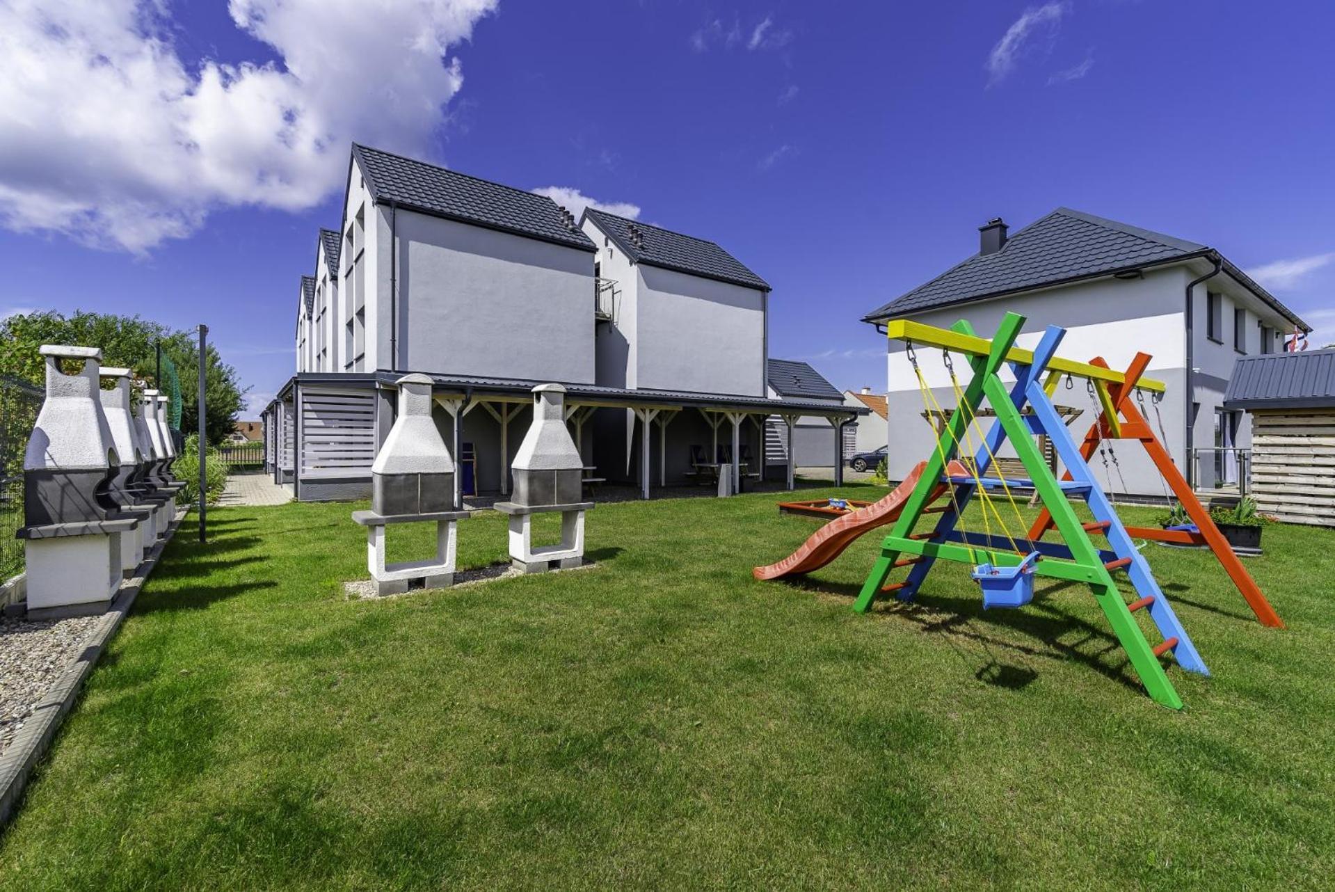 Frajda Domki - Apartamenty 6-Osobowe - Salon I Dwie Sypialnie Oraz Studia 4-Osobowe - Pokoj Z Aneksem Kuchennym 레왈 외부 사진